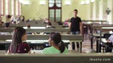 一群快乐的学生和在学校学习的<strong>朋友</strong>年轻男女在大学图书馆见面交谈